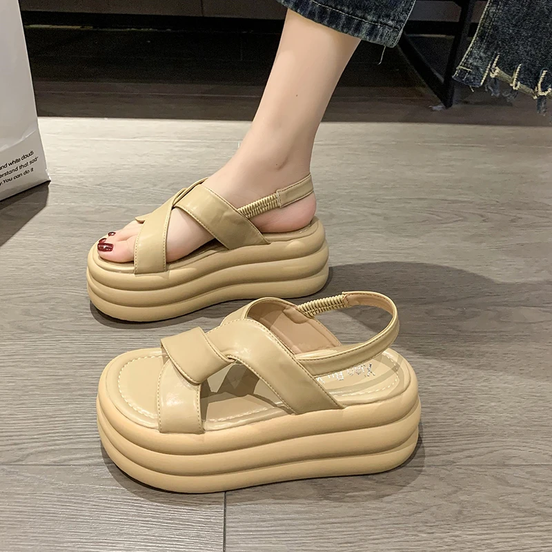 厚底凉鞋女款夏季2025年新款网红爆款踩屎感休闲运动罗马沙滩凉鞋