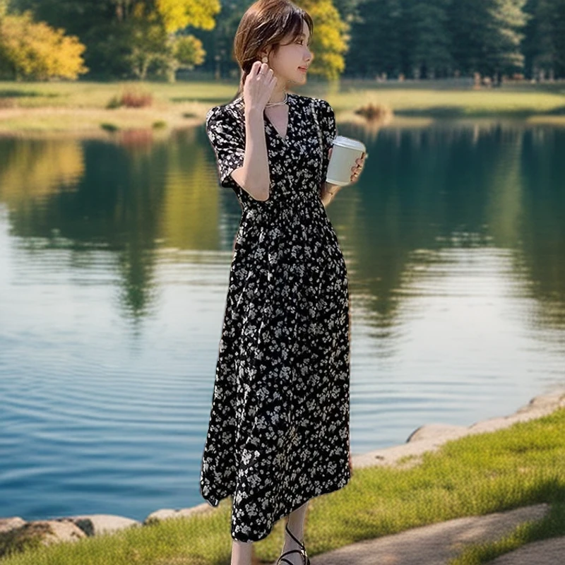 夏季新款法式V领短袖收腰显瘦过膝碎花连衣裙女