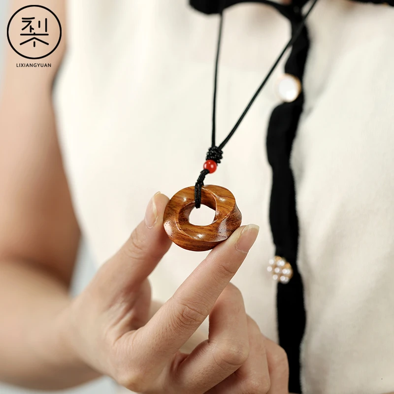 梨香院海黄莫比乌斯环吊坠正宗雕刻黄花梨木项链禅意男女复古单坠