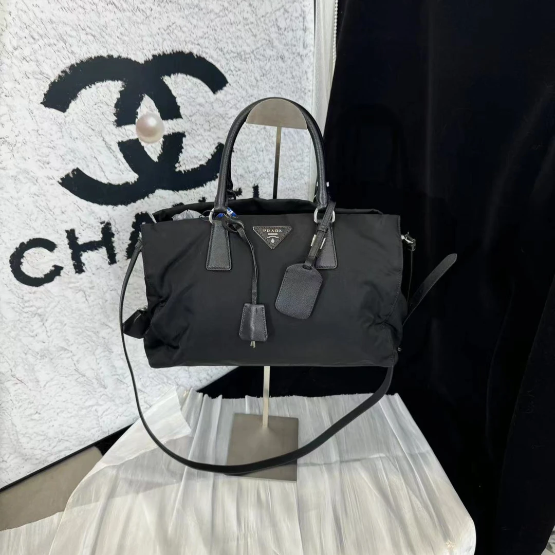 95新 Prada/普拉达 坤球奢选 Prada黑银降落伞托特包