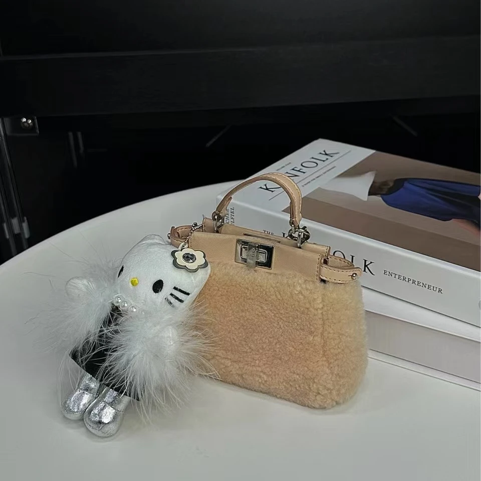 95新 FENDI/芬迪 CS4691/藕粉色mini毛毛/斜挎包