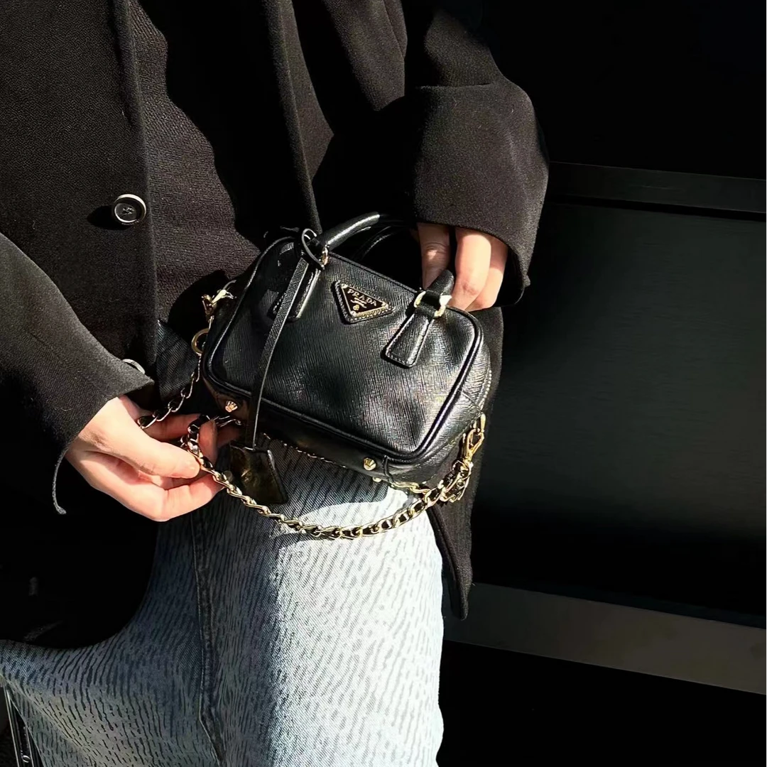 95新 Prada/普拉达 CS5394 /Prada黑金mini枕头