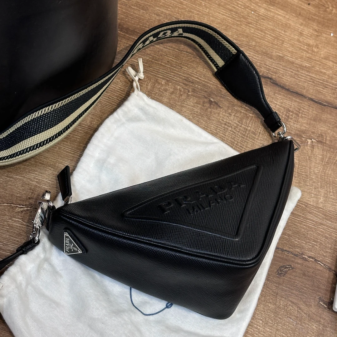 95新 Prada/普拉达 CS5236/黑色三角/斜挎包