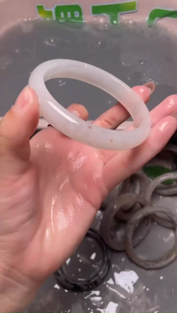 【闪购商品】石英质玉手镯未镶嵌63圈口