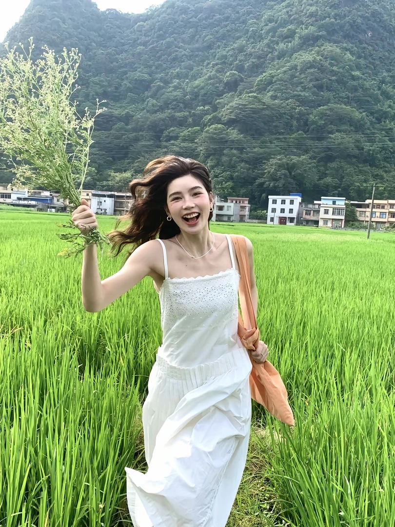 秋屿moment 自制 夏季纯色法式百褶绣花吊带连衣裙