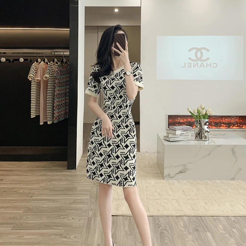 复古显瘦冰丝针织连衣裙女短袖夏装2024新款夏季黑白休闲裙子减龄