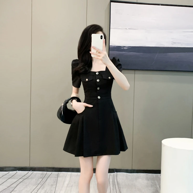 法式气质小黑裙方领泡泡袖a字短裙2025夏季收腰显瘦方领连衣裙女