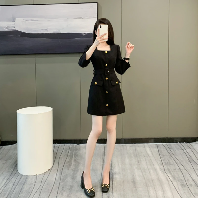 法式气质轻熟风休闲方领连衣裙女秋冬装收腰显瘦高端赫本风小黑裙