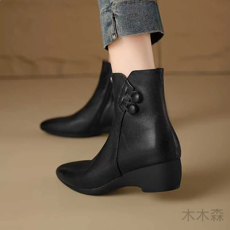 2024秋冬新款软底软面休闲舒适百搭尖头坡跟加绒英伦风复古女靴