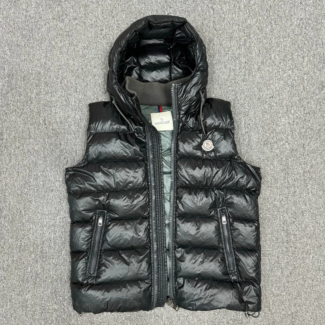 Moncler蒙口 黑色亮面连帽羽绒服背心马甲 4码95新