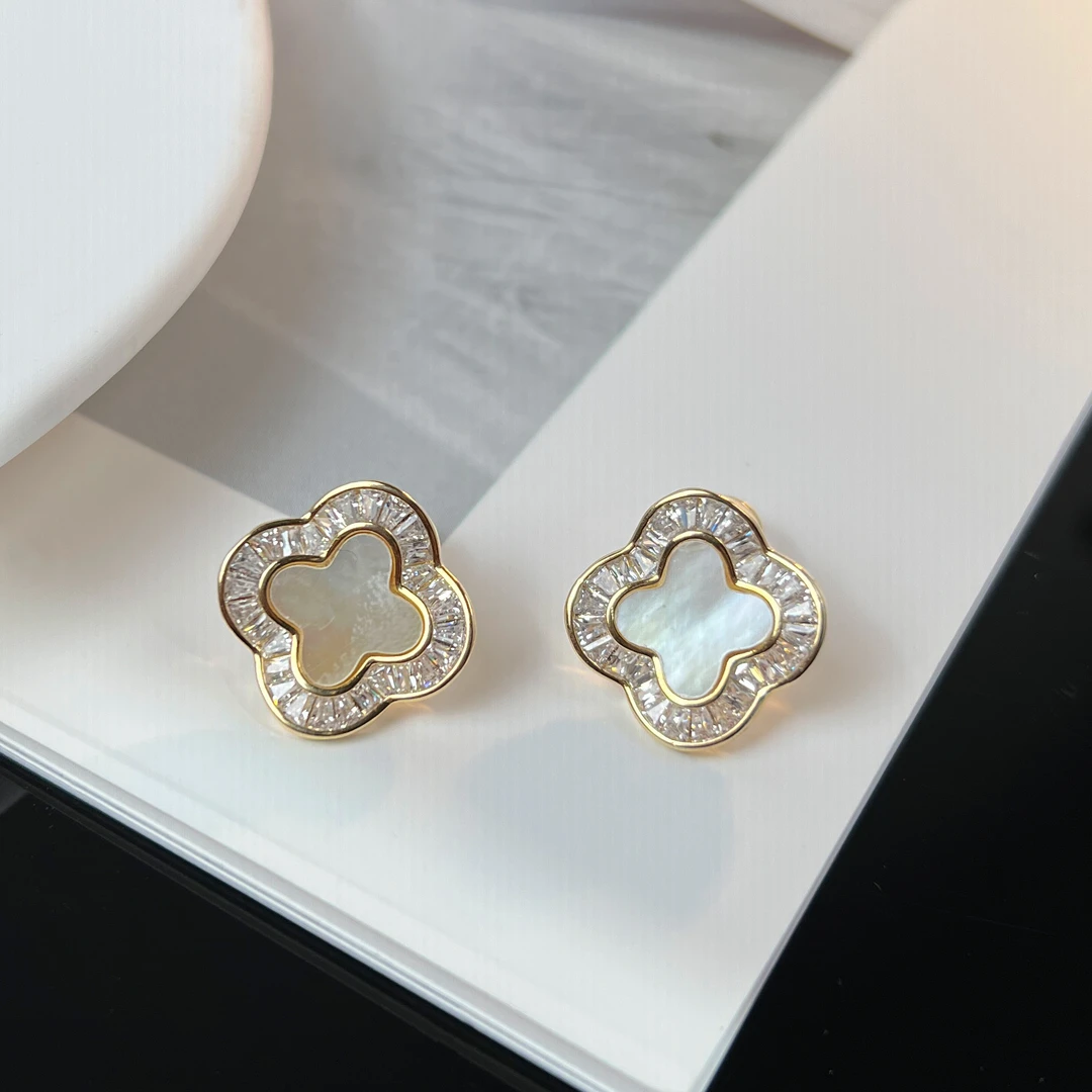 铜合金耳饰 E0189 简约时尚花朵轻奢百搭耳饰法式小巧素款精致