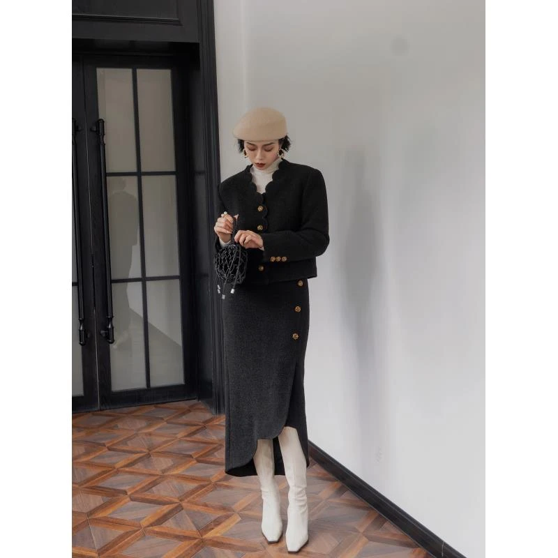 【如花在野】创意新年花瓣领香风骆驼棉外套不规花型下摆半身裙