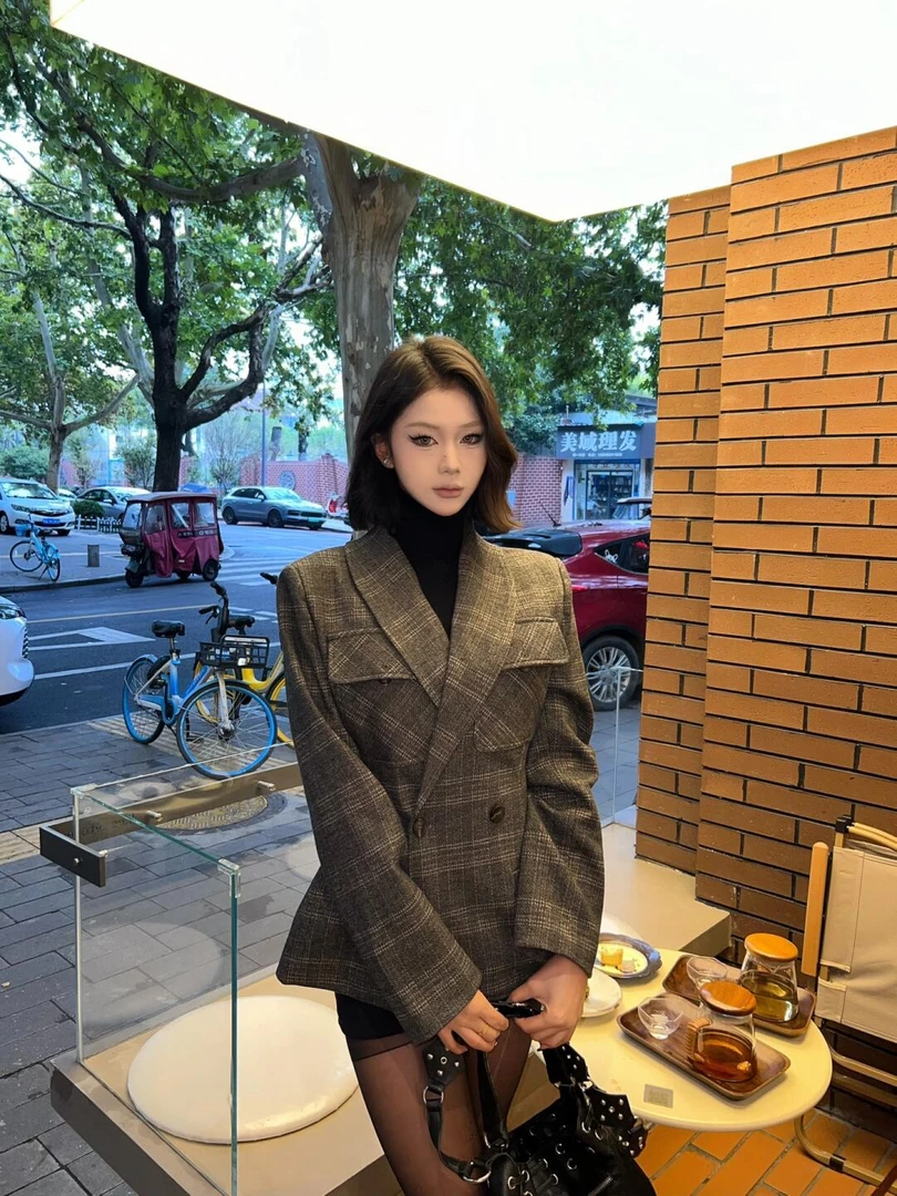 美式复古高级感修身呢子西装外套女秋冬新款加厚保暖翻领短款大衣