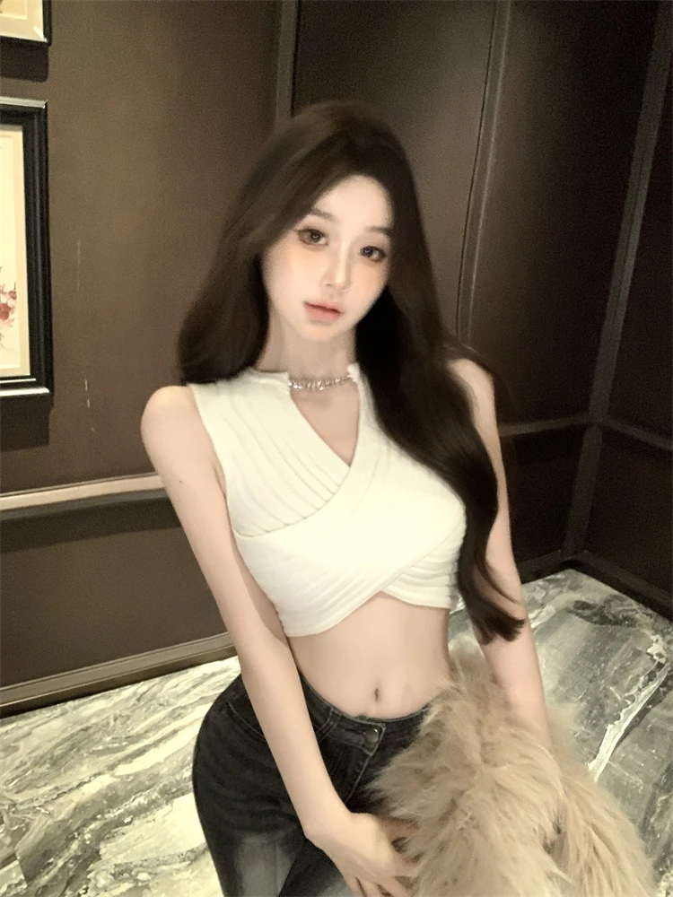 纯欲性感交叉设计感白色短款针织背心上衣女秋冬新款显瘦牛仔裤潮