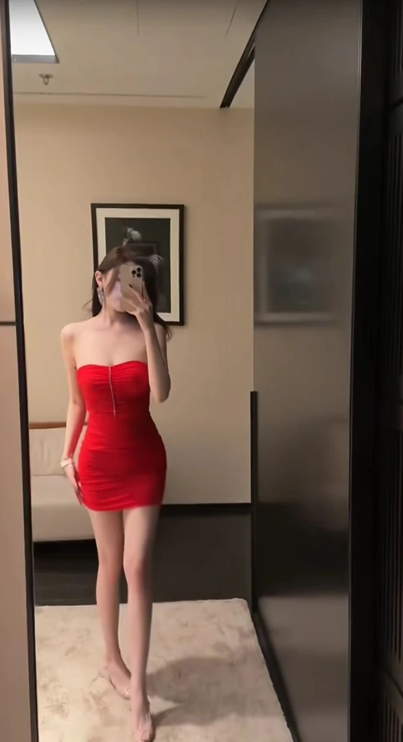 红色捏褶亮钻抹胸连衣裙女法式轻奢高级感性感风名媛宴会礼服短裙