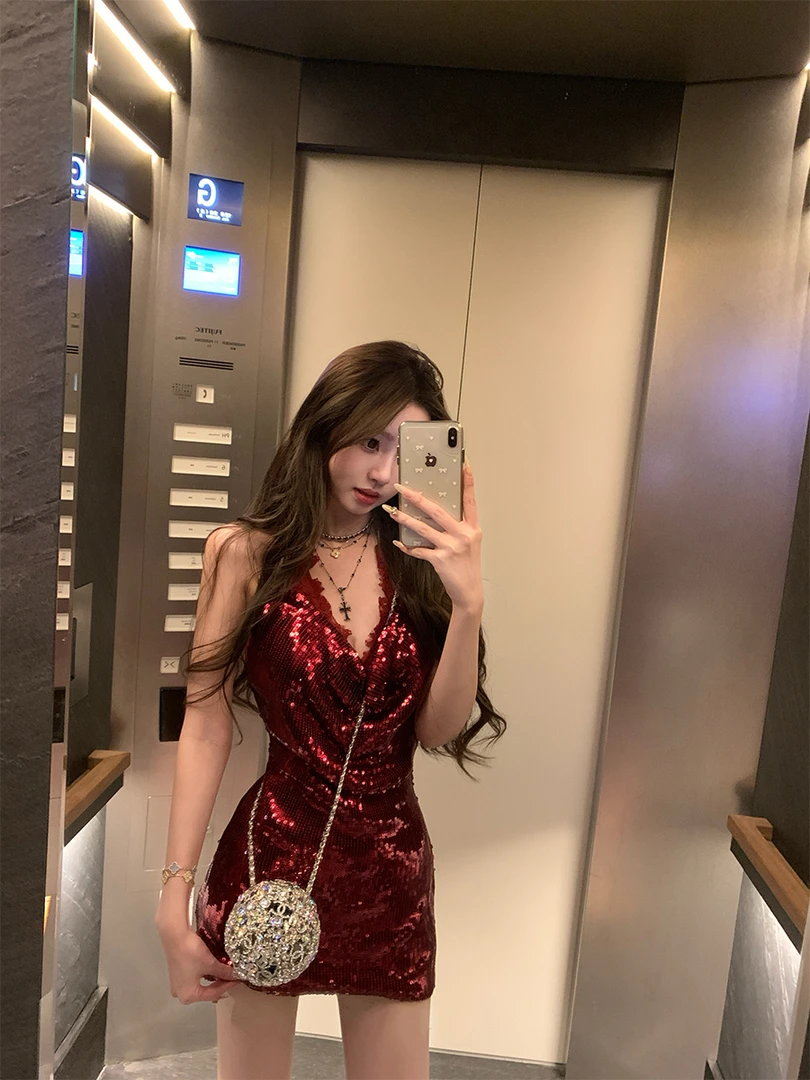 【新生魅魔】纯欲辣妹设计感气质V领三色挂脖亮片短裙女显瘦连衣裙