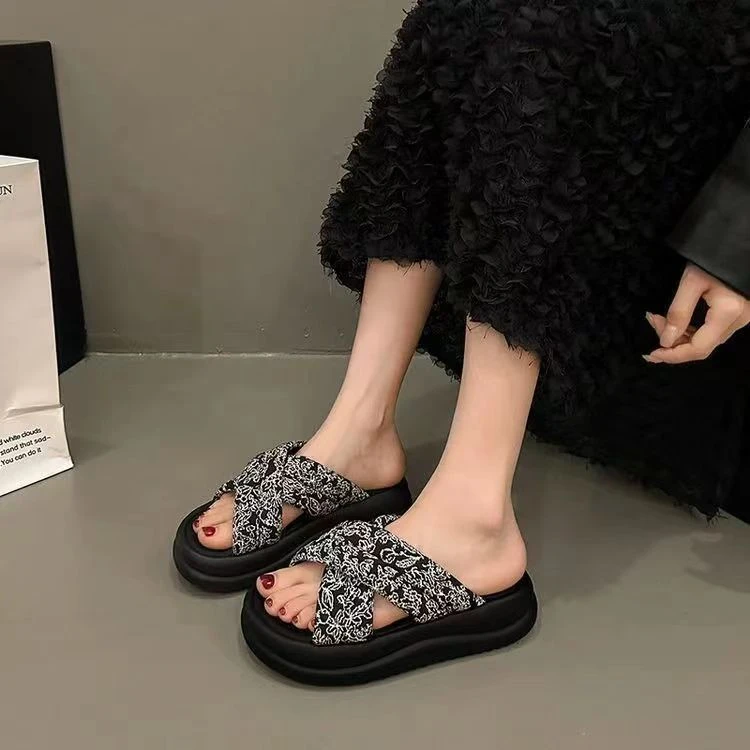 国风刺绣厚底人字拖女外穿夏季新款新中式休闲百搭沙滩罗马凉拖鞋