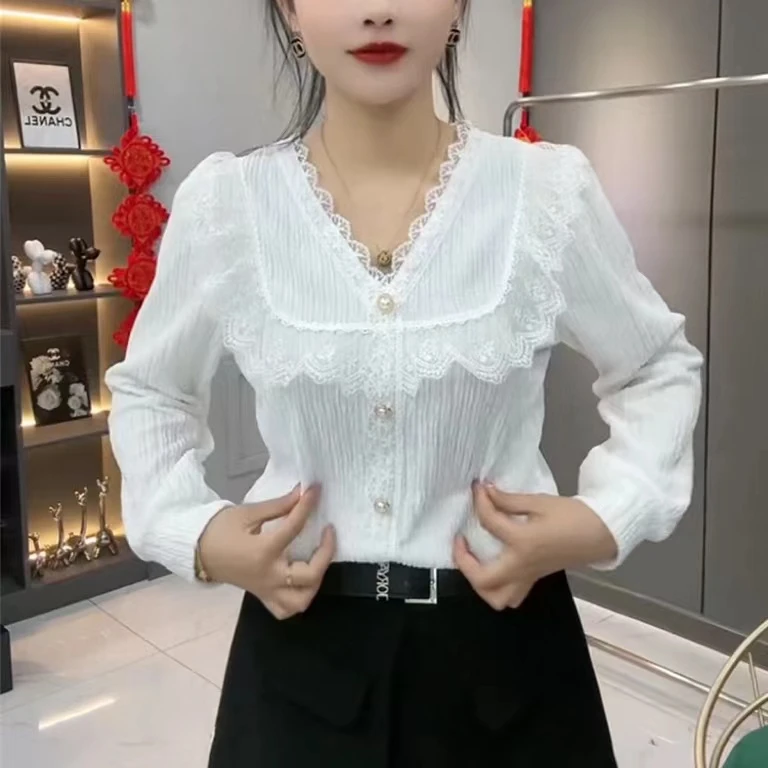 新款法式新年黑色打底衫女气质V领拼接蕾丝花边时尚百搭 206