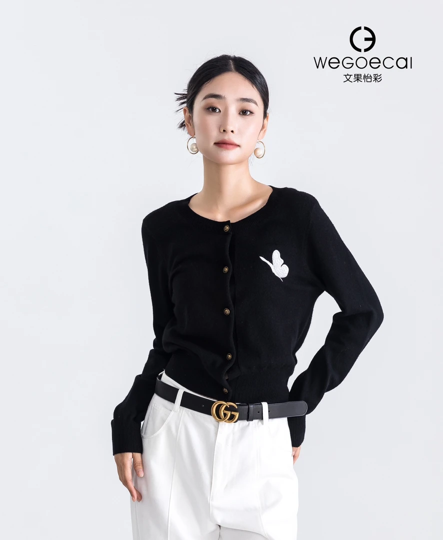 24 文果开衫女秋冬新款圆领蝴蝶刺绣针织衫百搭毛衣直筒外套