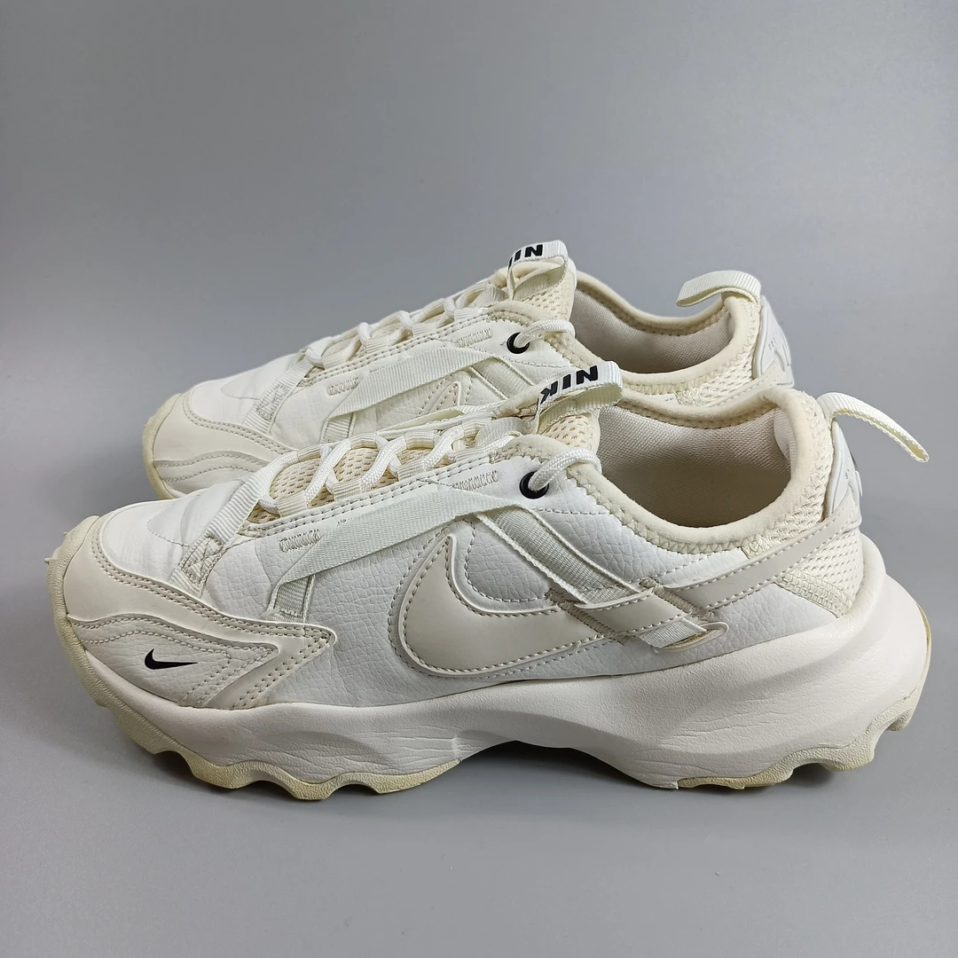 二手正品40码   Nike TC 7900 帆白 休闲老爹鞋    公价933