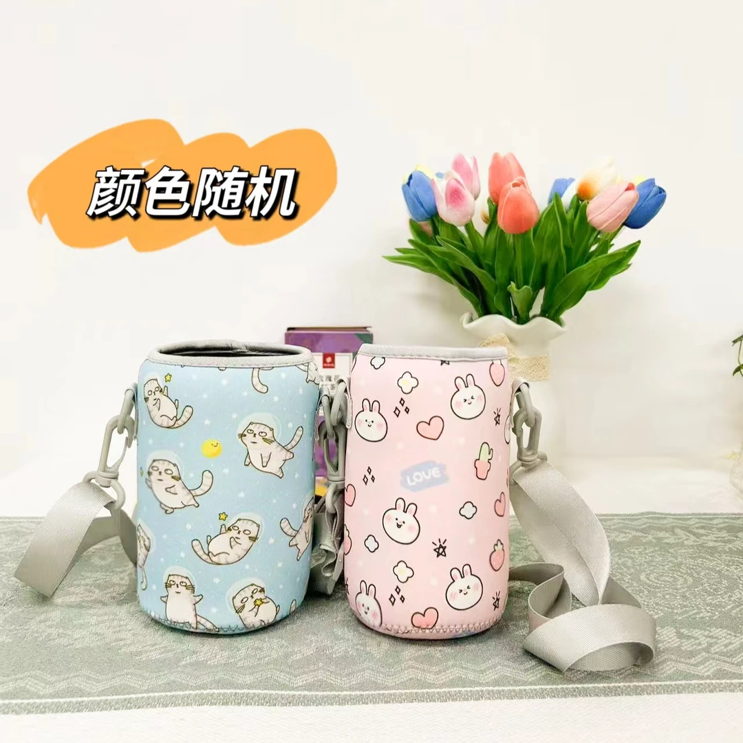 通用水杯套斜挎便携手提杯套可爱卡通防摔加厚提绳网红两用杯套