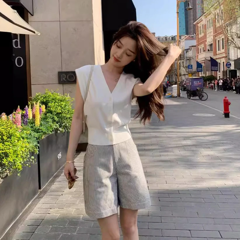 设计感女V领针织无袖背心单排扣马甲上衣+条纹阔腿休闲短裤套装