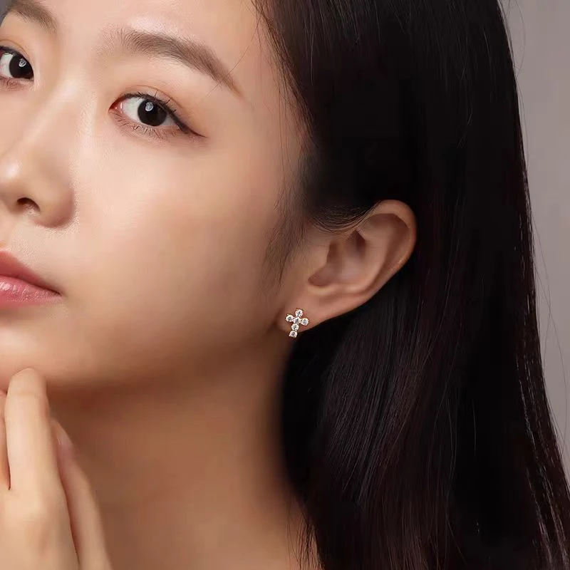 钛钢莫桑石耳饰 镶嵌十字架耳钉时尚个性女款耳饰高级感耳骨钉