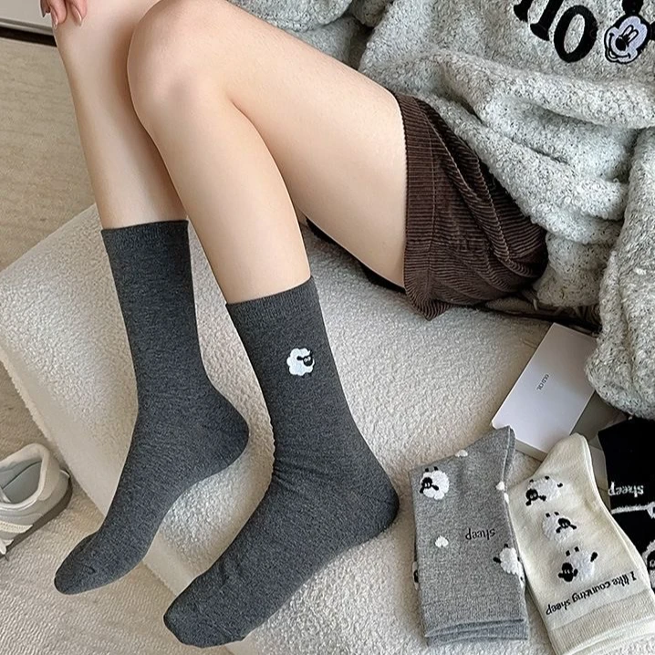 秋冬爆款袜子女小羊刺绣日系可爱卡通绵羊爱心植绒袜中筒学院风
