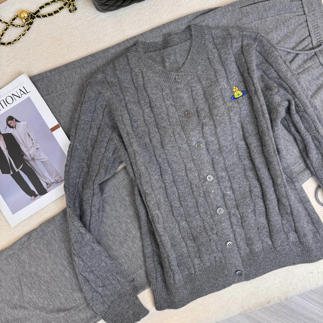 【晴姐】M1427 灰色星球刺绣麻花编长袖圆领开衫毛衣