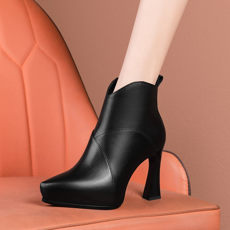 真皮靴子女秋冬加绒防水台高跟短靴粗跟马丁靴百搭尖头米白色裸靴