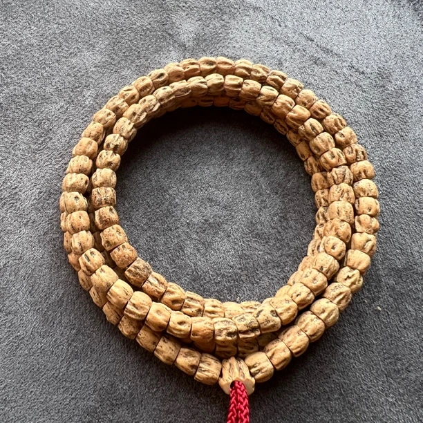 （A级）热振方块顺纹黄油皮108脖挂柏香籽百香籽