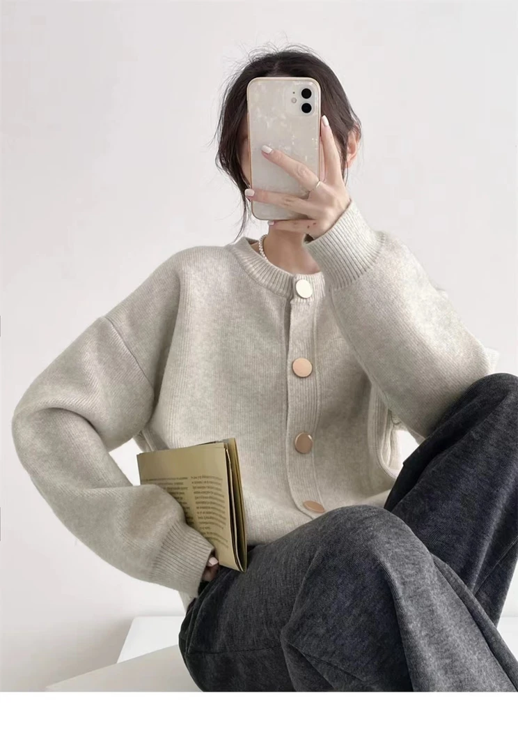 【春天的颜色】2025设计感大金扣百搭韩版圆领针织开衫宽松慵懒风