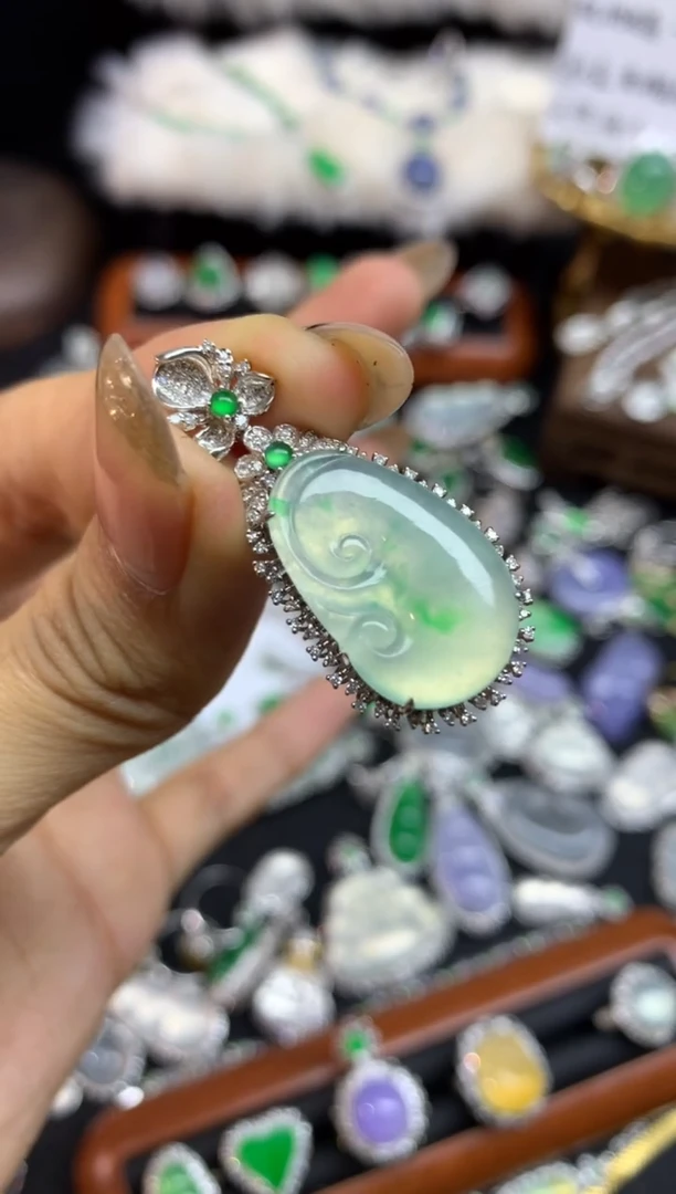 【闪购商品】翡翠吊坠(不含链)18K金镶嵌如意吊坠