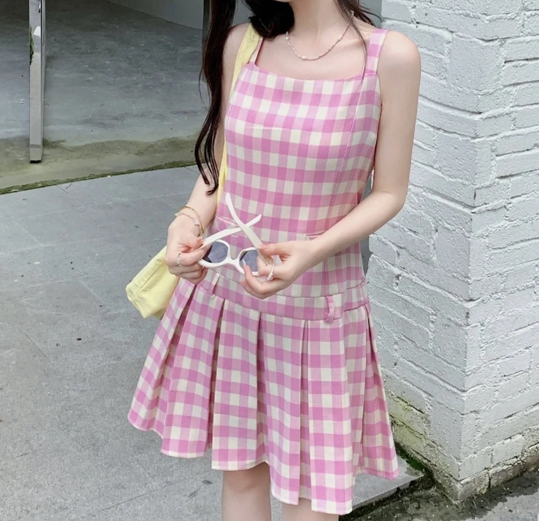 甜美格纹百褶吊带连衣裙