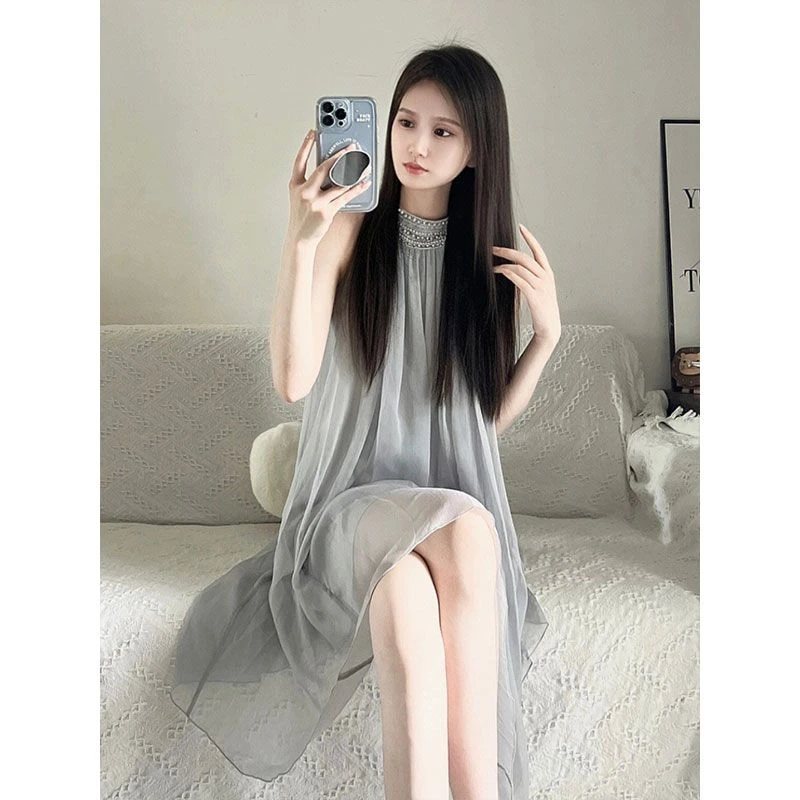 美亦姿挂脖式连衣裙女夏季高级感法式气质巨显瘦无袖宽松连衣裙子