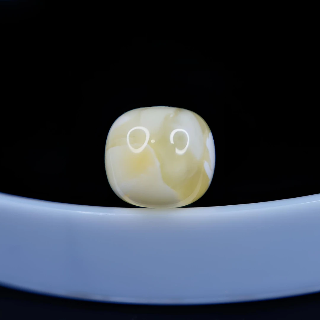 特惠金瓷白溶洞款老型孔道边有微微粉点尺寸10.2*9.3mm琥珀蜜蜡