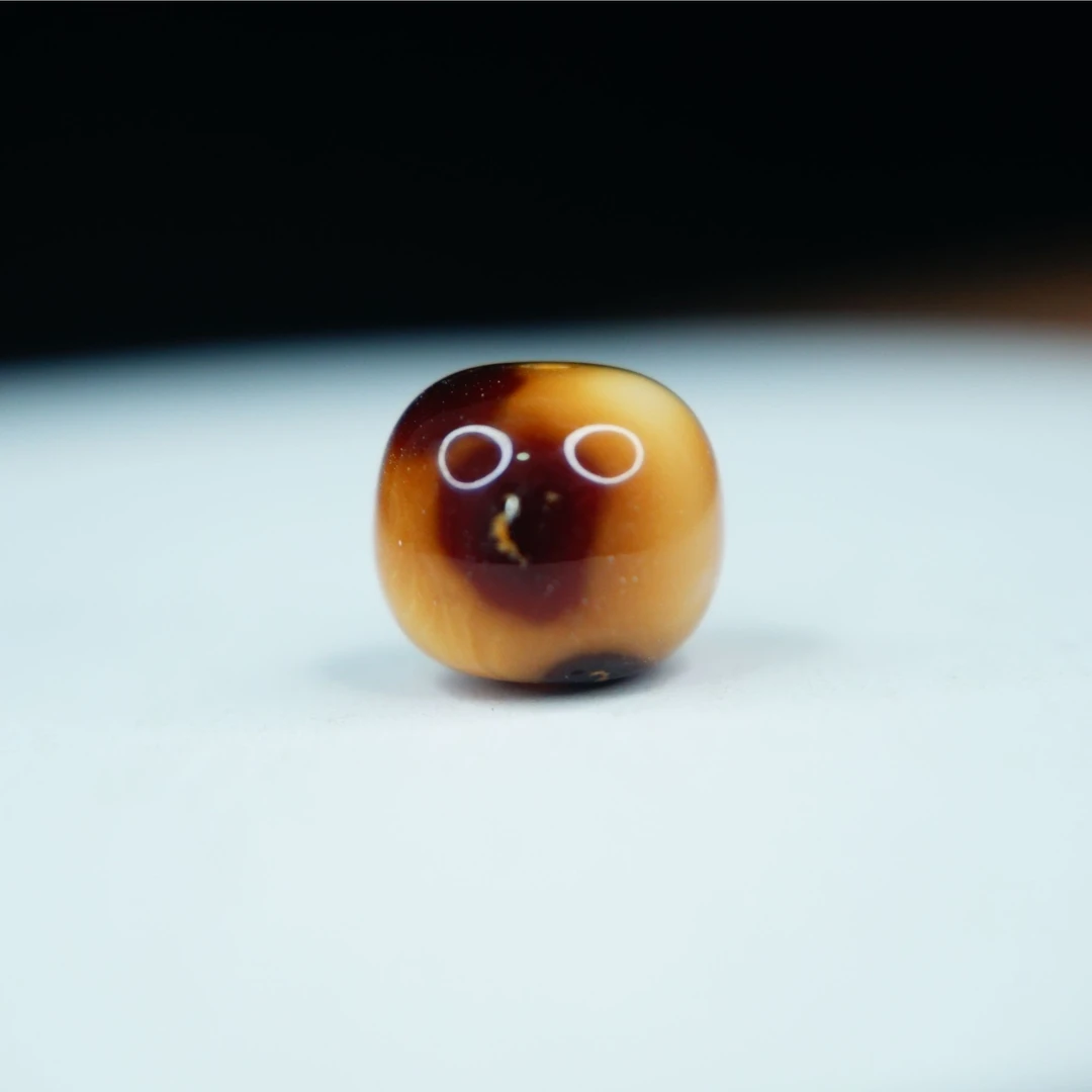 浓蜡沁色瓷白妖花老型尺寸8.9*7.8mm琥珀蜜蜡