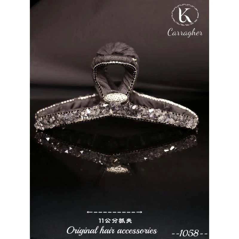 131拉格斐清冷感布艺满钻11公分抓夹1058