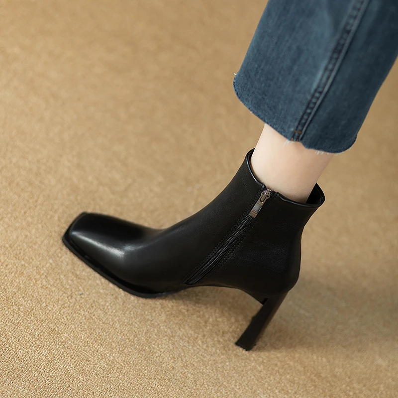 高跟短靴女黑色百搭2025年软皮方头粗跟加绒靴子显瘦防水台时装靴