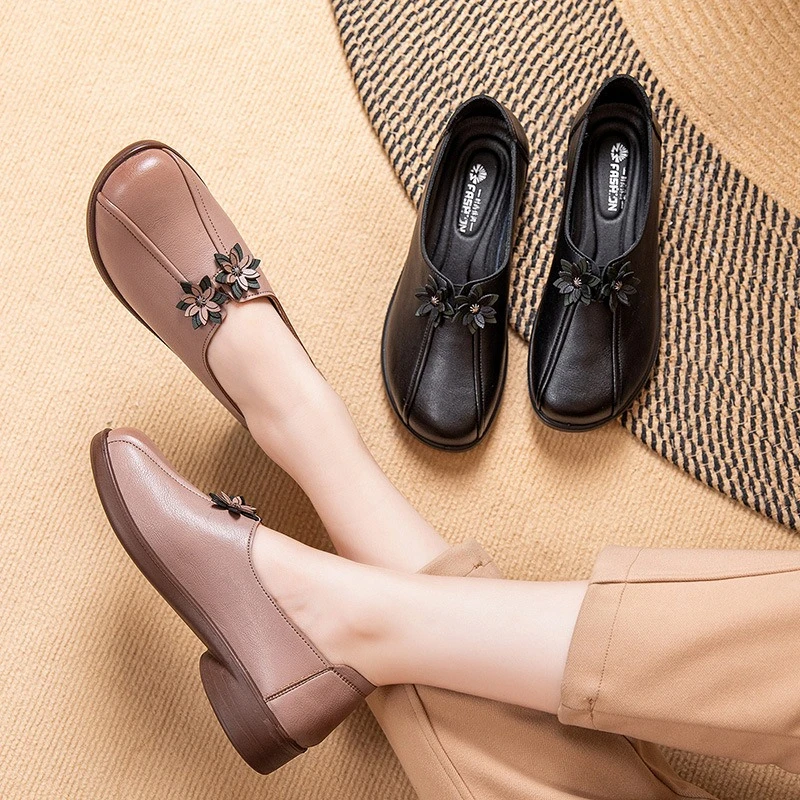 女鞋春秋皮鞋单鞋中老年休闲软底妈妈鞋大码复古老人