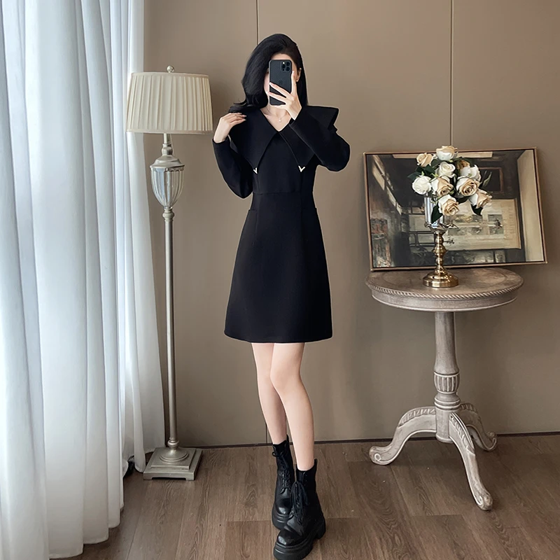 高级感法式连衣裙秋冬新款洋气时髦收腰显瘦A字打底中长款小黑裙