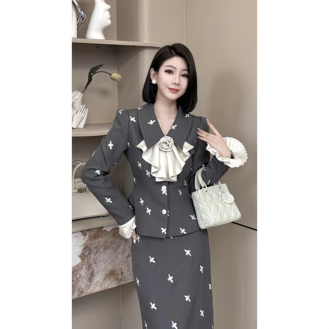 格娜秋季新款小众设计感小蜜蜂绣花显瘦气质长袖套装时尚女两件套