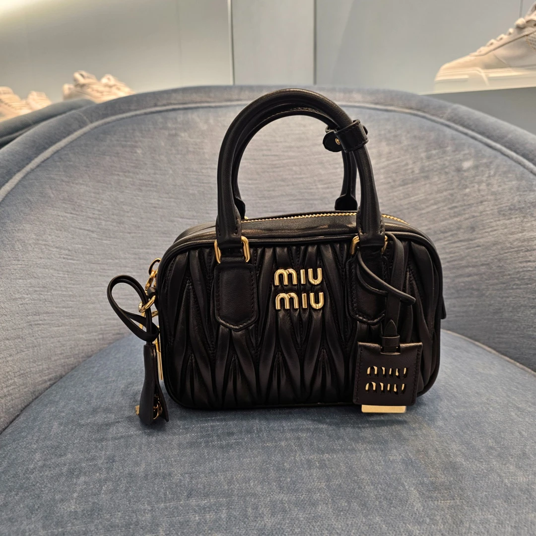 全新未使用 MIU MIU/缪缪 MIU MIU软羊革手袋
