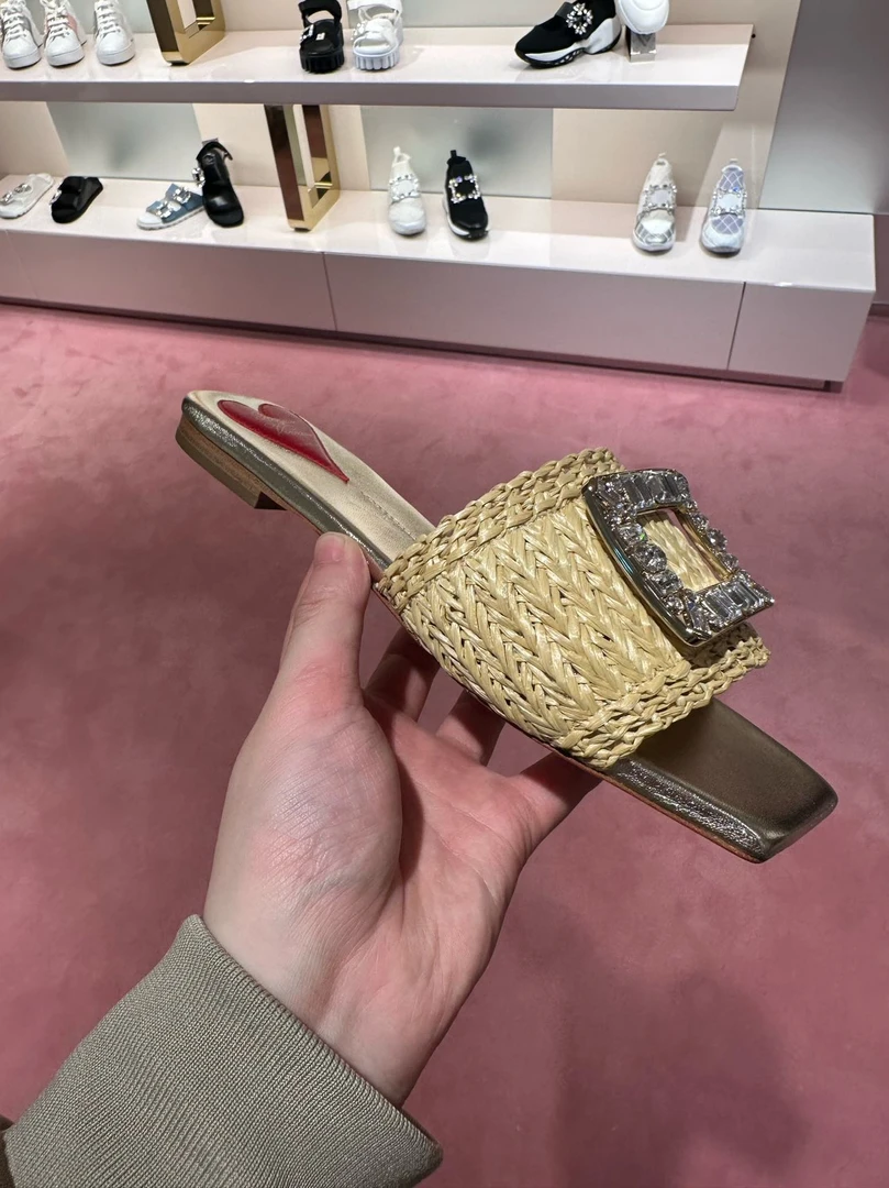 全新未使用 Roger Vivier/罗杰·维威耶 RV拉菲草水钻搭扣穆勒鞋