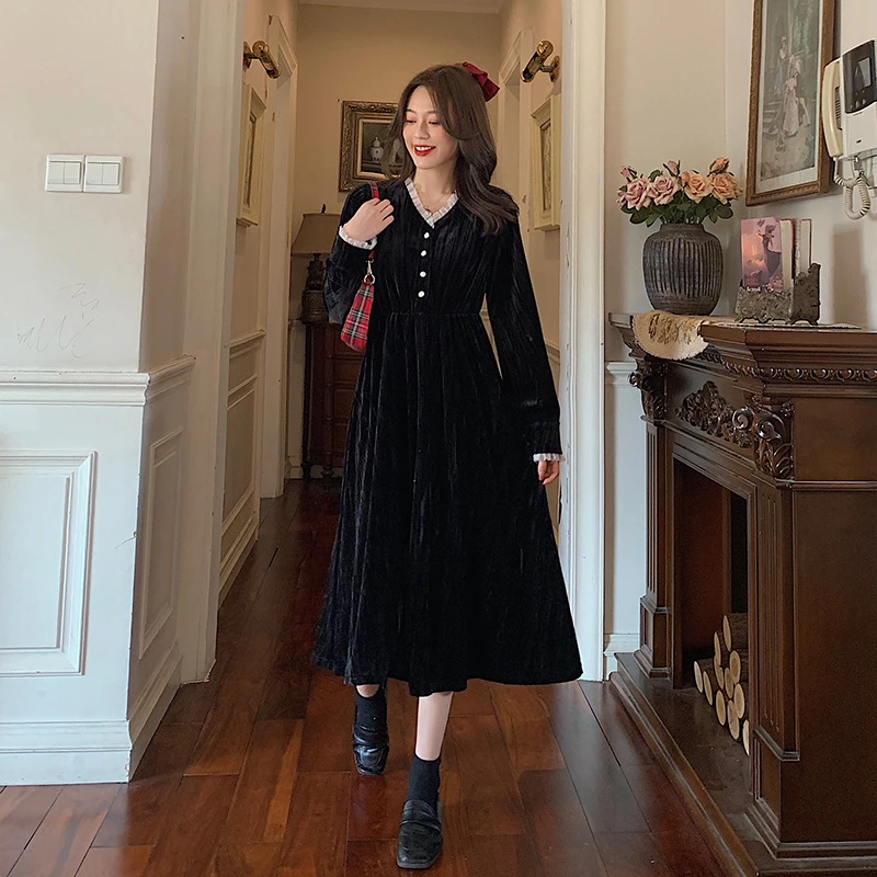 法式复古黑色打底连衣裙秋冬新款赫本风宫廷风丝绒显瘦小个子