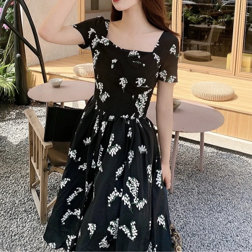 早春内搭海边度假赫本风法式气质黑色碎花雪纺方领连衣裙