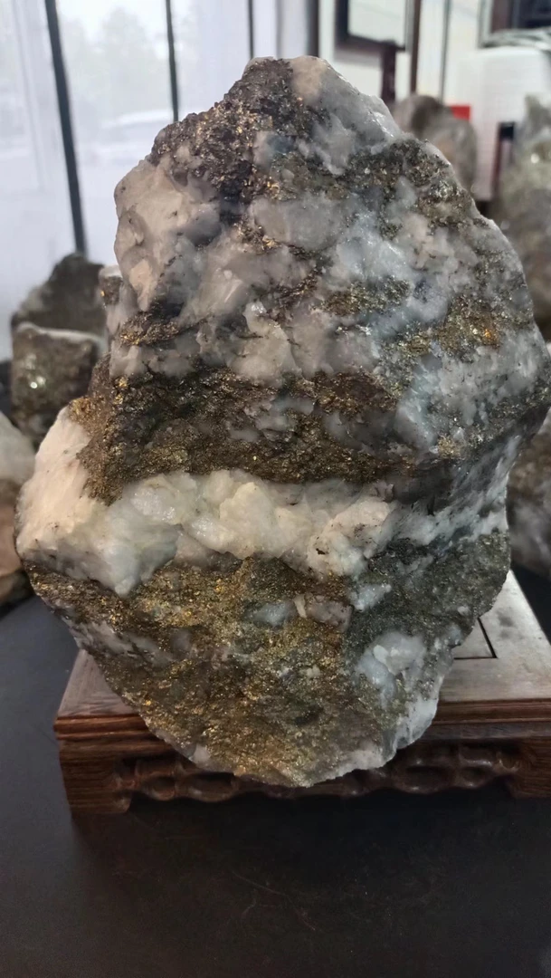 石英脉金矿石原石摆件