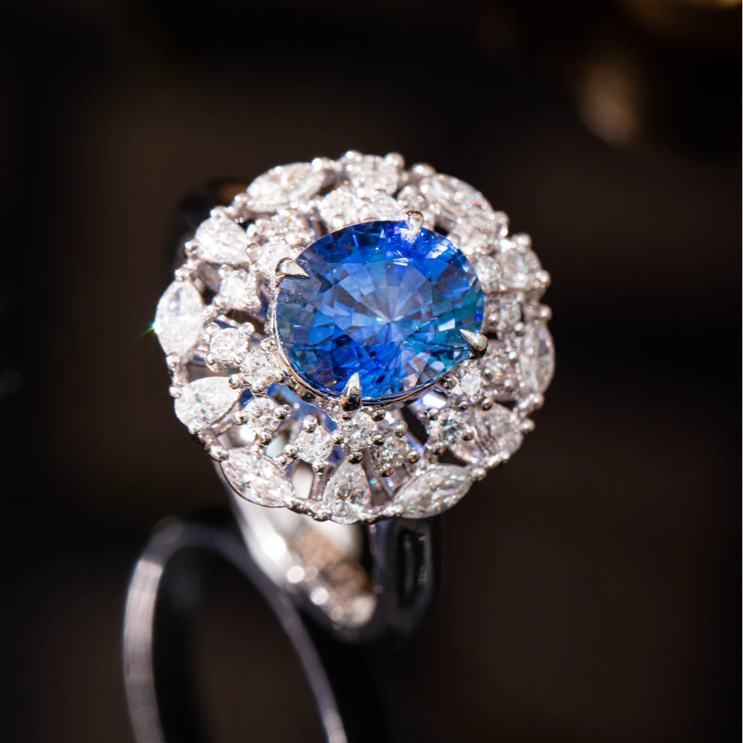 18K金天然蓝宝石戒指矢车菊色2.6克拉主石经典时尚百搭款