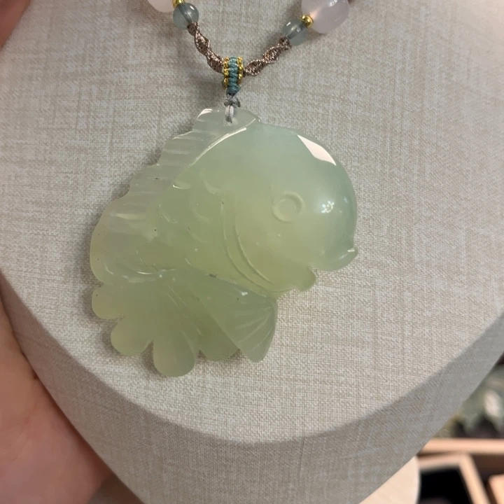 蛇纹石玉颈饰未镶嵌