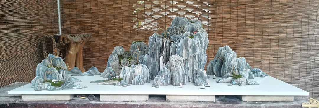 山水盆景，规格150x75x75，侯大师作品